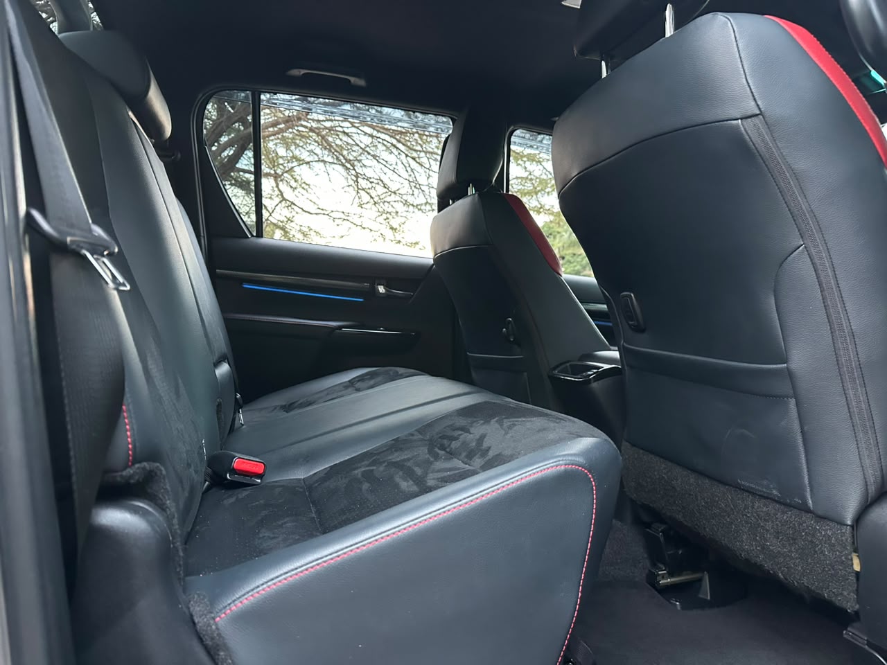 TOYOTA HILUX DOUBLE CABIN thumbnail 5